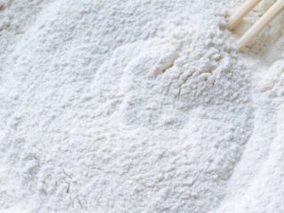 1、枣花馍,面粉加入一勺糖，三小勺酵母搅拌均匀