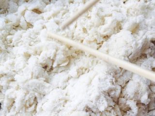 2、枣花馍,加入温水用筷子搅拌成絮状