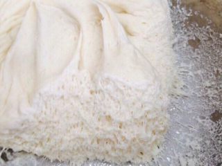 4、枣花馍,待面团膨胀一倍大，有蜂窝状即可