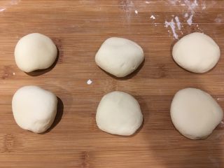 5、枣花馍,将面团分成均等小面团