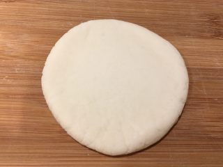 6、枣花馍,轻轻擀成圆形