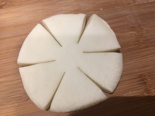 7、枣花馍,用刀分成均等六份