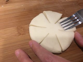 8、枣花馍,用叉子压出花纹