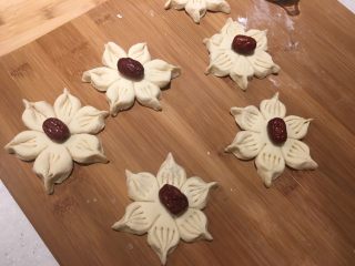 11、枣花馍,花朵中间放一颗红枣