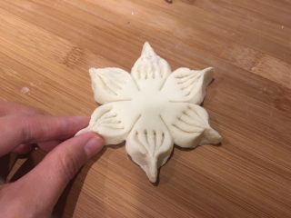 10、枣花馍,每一瓣捏起来如图