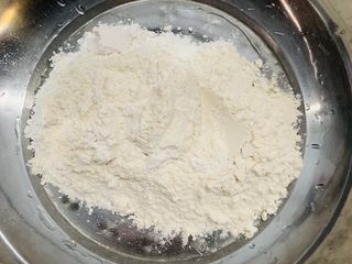 1、红糖馒头卷红枣,面粉放入盆里。