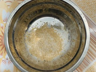 2、红糖馒头卷红枣,速食麦片单独放入一个盆里。