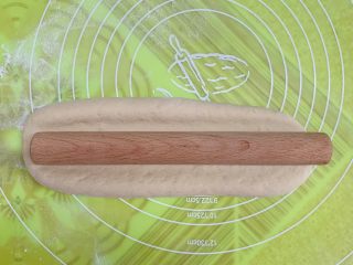 12、红糖馒头卷红枣,在中间擀向上下两边。