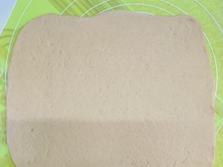 13、红糖馒头卷红枣,擀成长方形备用。