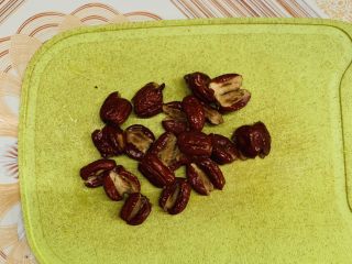 14、红糖馒头卷红枣,捞起红枣去核。