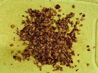 15、红糖馒头卷红枣,切成碎末。