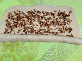 17、红糖馒头卷红枣,把馅料卷起来。