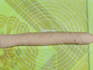 19、红糖馒头卷红枣,整理均匀。