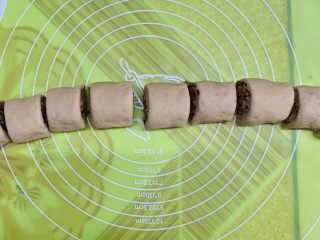 20、红糖馒头卷红枣,切成等量小段。