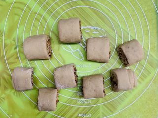 21、红糖馒头卷红枣,稍微整理一下不让馅料漏出。