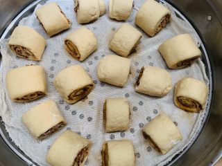 23、红糖馒头卷红枣,这是发酵好的。