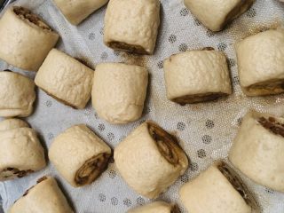 24、红糖馒头卷红枣,开水上锅蒸12分钟，焖3分钟。