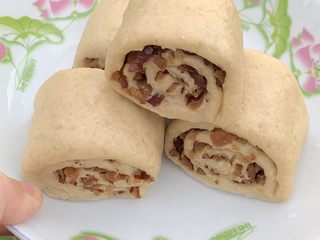 25、红糖馒头卷红枣,出锅装盘。
