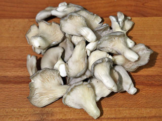 1、双菇炒肉片,与此同时,平菇用自来水冲洗2分钟