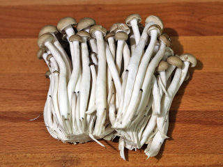 3、双菇炒肉片,真姬菇用水冲干净