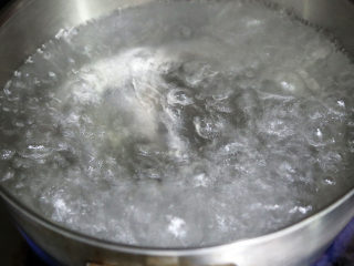 5、双菇炒肉片,水烧开后