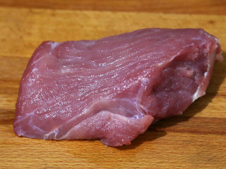 8、双菇炒肉片,猪肉洗净