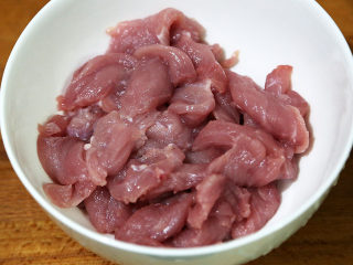 9、双菇炒肉片,顺着纹路切成片,用碗盛起