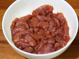 10、双菇炒肉片,倒入1汤匙生抽拌匀,腌制1分钟,再倒入0.5汤匙花生油拌匀,备用