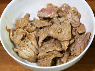 11、双菇炒肉片,至半熟,用碗盛起