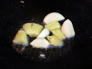 12、双菇炒肉片,猛火热锅,倒入0.5汤匙橄榄油,放入姜、蒜爆香