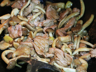 15、双菇炒肉片,将预先炒至半熟的肉片倒入