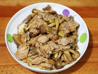 17、双菇炒肉片,一款健康美味的双菇炒肉片就完成了