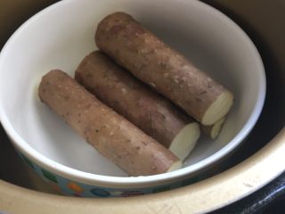 1、山药馒头,山药放高压锅中蒸熟