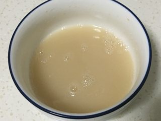 5、山药馒头,水中加入糖和酵母溶化