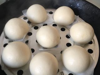 13、山药馒头,锅中烧开水，放入馒头，中火蒸六到七分钟，关火打开锅盖即可