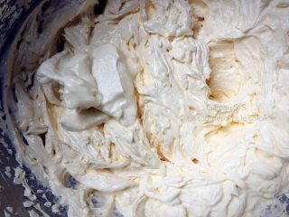 4、浓郁红枣核桃磅蛋糕,5.加入常温的酸奶油搅打均匀。（酸奶油就是奶油经发酵制得，买不到的同学们可以用原味酸奶代替，但是酸奶含糖，脂肪量比酸奶油滴，没有酸奶油浓郁哟！）