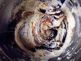 6、浓郁红枣核桃磅蛋糕,7.加红枣泥拌匀；