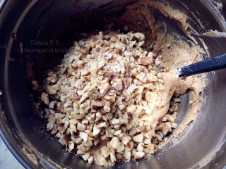 8、浓郁红枣核桃磅蛋糕,9.加入核桃碎拌匀即可。