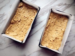 9、浓郁红枣核桃磅蛋糕,10.立即入模烘焙。（模具事先铺好油纸，以方便脱模。蛋糕面糊中间需要比四周低。）