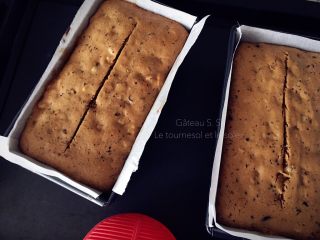 11、浓郁红枣核桃磅蛋糕,12.磅蛋糕模具参考温度时间：170°C30min，纸杯蛋糕参考温度时间180°C15min。大蛋糕烤10min左右取出，用小刀快速划一道直口，立即放入烤箱继续烘焙。