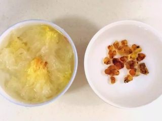 1、牛奶桃胶银耳羹,把桃胶和银耳泡发,银耳泡30分钟—1小时至涨大即可,然后沥干水份备用(可以待桃胶快泡发好后再进行浸泡),桃胶约泡发10-12小时。