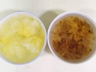 2、牛奶桃胶银耳羹,泡发好后,银耳和桃胶体积都膨大了。