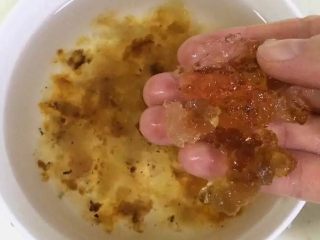 4、牛奶桃胶银耳羹,用手摘去粘在桃胶上的杂质。