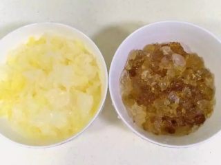 5、牛奶桃胶银耳羹,把银耳和桃胶冲洗干净,沥干水分备用。