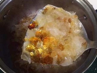 9、牛奶桃胶银耳羹,这时银耳和桃胶基本都已经熟了,非常的柔滑,汤汁很黏稠。