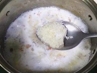 12、牛奶桃胶银耳羹,最后加入冰糖调味(这里的冰糖我事先碾碎了)。