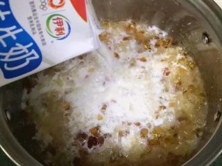 10、牛奶桃胶银耳羹,然后往锅内倒入牛奶。
