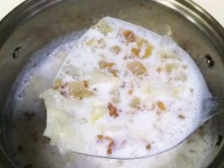 13、牛奶桃胶银耳羹,牛奶桃胶银耳羹就完成了。