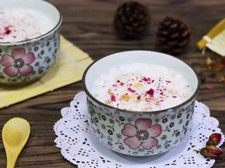 14、牛奶桃胶银耳羹,盛到碗内,然后撒上少许玫瑰花瓣碎。