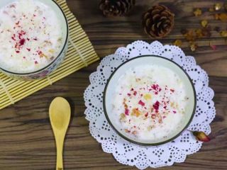 15、牛奶桃胶银耳羹,非常绵绸滑润,吃起来也不腻,特别美味养颜。